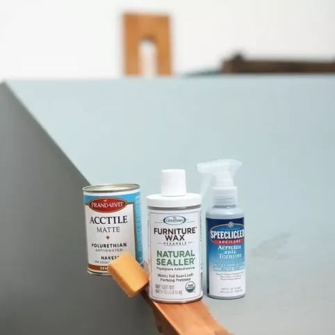 Czym zabezpieczyć farbę akrylowa na meblach