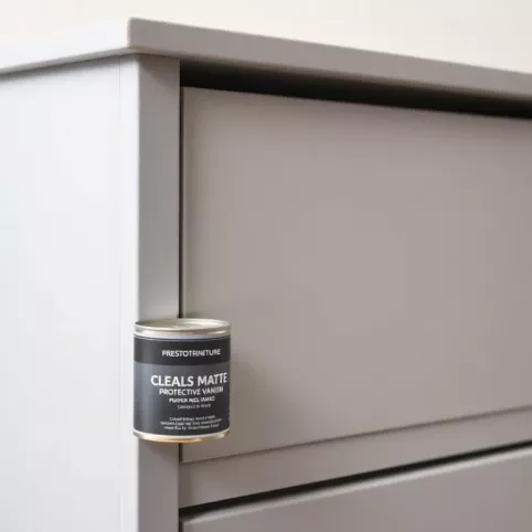 Czym zabezpieczyć malowane meble