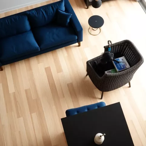 Jakie meble do jasnej podłogi w salonie