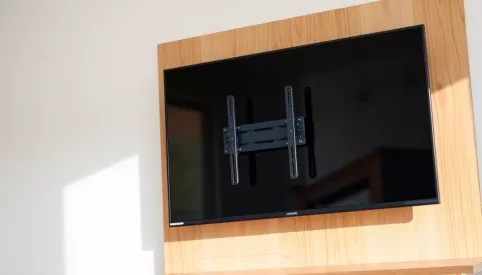 Montaż telewizora na płycie meblowej